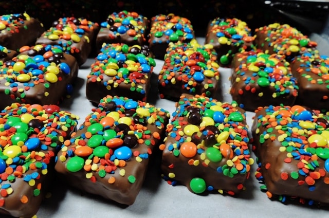 640px x 424px - Gourmet Chocolate-Dipped Rice Crispy Squares with Candy