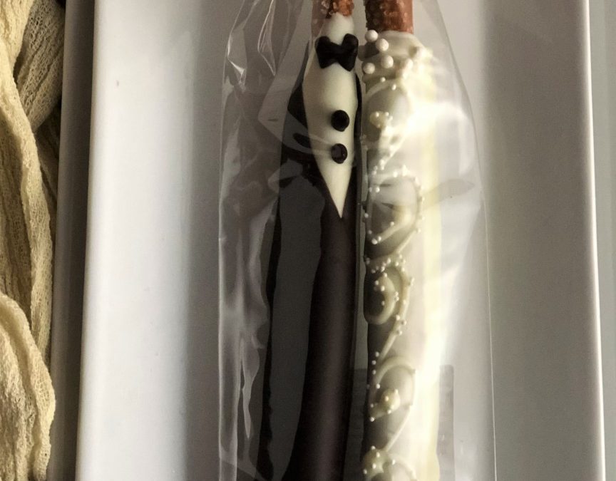 “Tux & Gown”: The Perfect Wedding Favor from Chocolate Pizza Company
